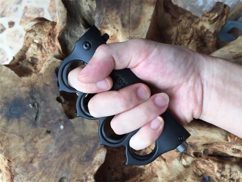 Knuckle guard defensive folding knife