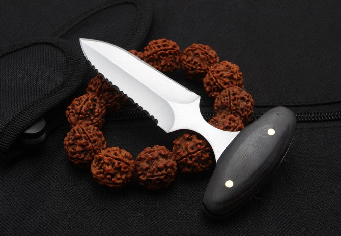 Guardian serrated knuckle duster